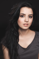 Obraz premium portret pięknej młodej brunetki