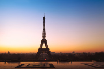 Fototapeta na wymiar Piękny widok panoramiczny na wieży Eiffla w Paryżu, Francja