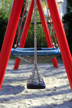 Schaukel auf dem Kinderspielplatz (3)