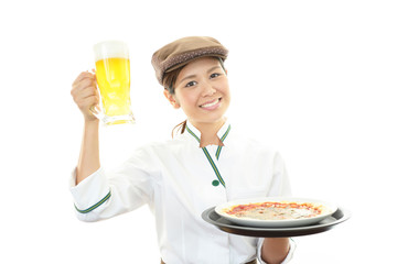 ピザを運ぶ笑顔のウエイトレス