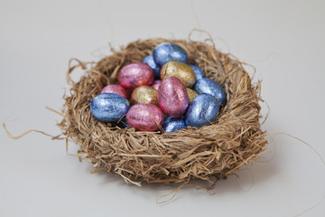 oeufs en chocolat dans un nid