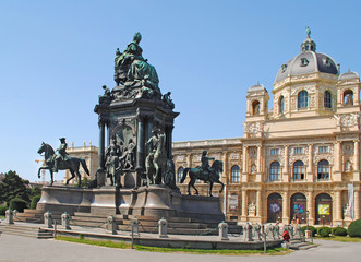 Fototapeta na wymiar VIENNA – AUGUST 8: Maria-Theresien-Den kmal - Maria Theresia m