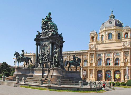 VIENNA &ndash; AUGUST 8: Maria-Theresien-Den kmal - Maria Theresia m