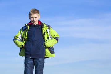 Naklejka premium Boy against the blue sky