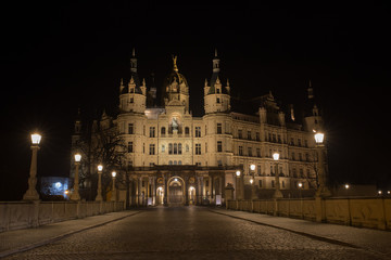 Naklejka na ściany i meble Schweriner Schloss bei Nacht