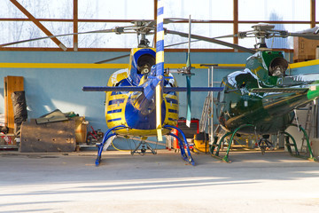 Helikopter im Hangar