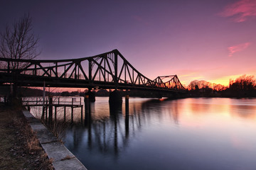 Fototapeta na wymiar Sonnenuntergang an der Glienicker Brücke