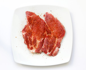 Schweinekotletts, roh, Teller