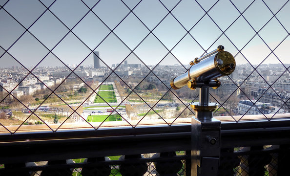 Longue vue de la Tour Eiffel à Paris en HDR