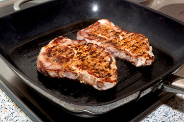 Schweinefleisch, gegrillt, Grillpfanne