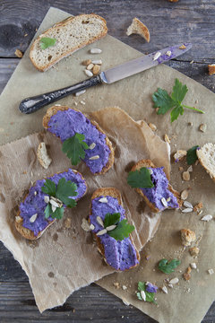 bruschetta crunch with purple cabbage cream and sunflower seeds