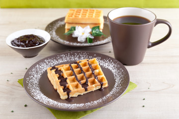 Nahaufnahme - Frische Waffeln mit Schokolade