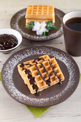 Waffeln mit Schokolade und Tasse Kaffee