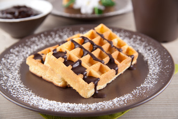 Nahaufnahme - Frische Waffeln mit Schokolade