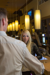 Mann trifft Frau in einer Bar