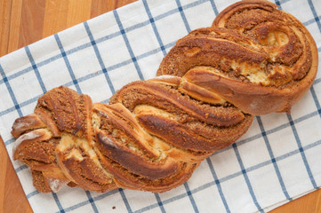 Hefezopf mit Nussfüllung