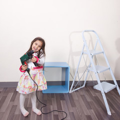 enfant avec perceuse fait du bricolage