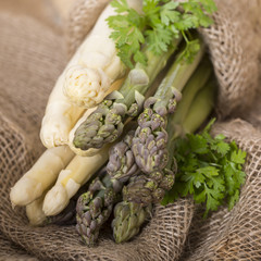 frischer grüner und weisser Spargel liegend