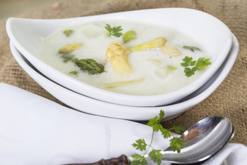 Spargelcremesuppe mit Stückchen