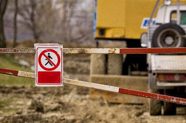 Access forbidden sign near a construction site