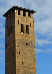 Fototapeta na wymiar stara, średniowieczna wieża dla obrony miasta przez Barbar