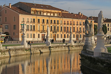 Fototapeta na wymiar Canal Park i posągi Prato della Valle, Padwa