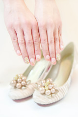 ネイルアートの手とパンプス