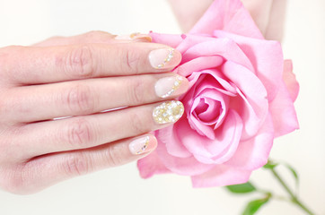 ネイルアートの手とバラの花