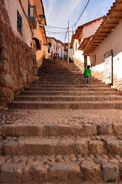 Calle en escalera en Cuzco . Perú
