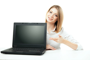 Naklejka premium Businesswoman showing laptop screen isolated