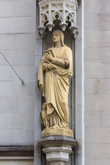 Obraz premium Medieval statue on the building