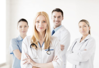 Fototapeta premium female doctor in front of medical group