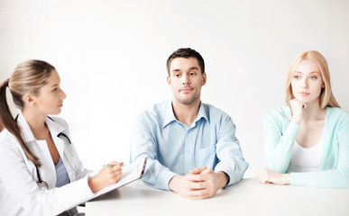 Fototapeta premium doctor with patients in cabinet