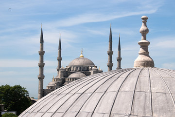 Fototapeta na wymiar Kopuły i minarety Błękitnego Meczetu w Stambule