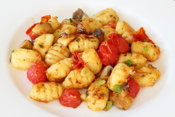 Gnocchi mit Cocktailtomaten u Pilzen / vegetarisch
