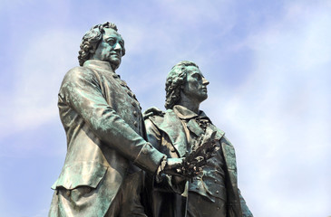 Fototapeta na wymiar Goethe i Schiller, posąg z brązu, Weimar