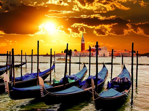 Fototapeta Vibrant sunrise over the lagoon of Venice, Italy with gondolas