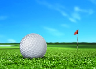 Obraz premium Golf Ball on Turf with Flag and Blue Sky