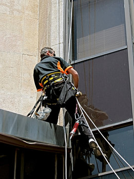 Technicien escaladant un immeuble