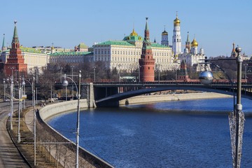 Fototapeta premium Moscow Kremlin and a large stone bridge, Russia