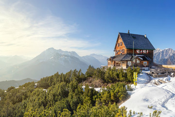 Fototapeta na wymiar Mountain cabin in the alps
