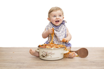 Kleiner Bub sortiert sein Essen :-)