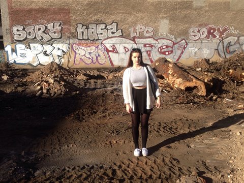 teenager auf baustelle