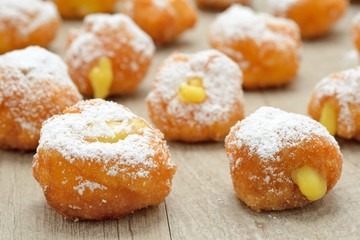 Frittelle di carnevale con ripieno di crema pasticcera