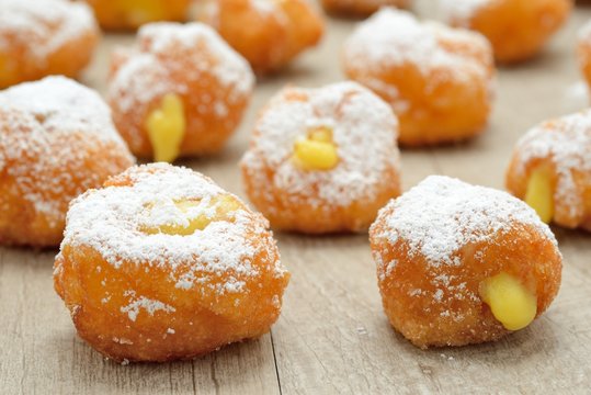 Frittelle di carnevale con ripieno di crema pasticcera