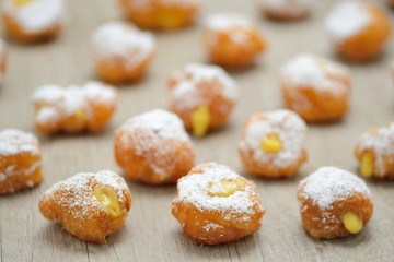 Frittelle di carnevale con ripieno di crema pasticcera