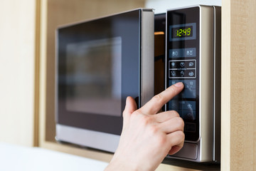 Using microwave oven - 62484365