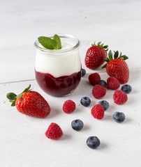 Rote Grütze mit Minze