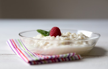 Milchreis mit Minze und Himbeere