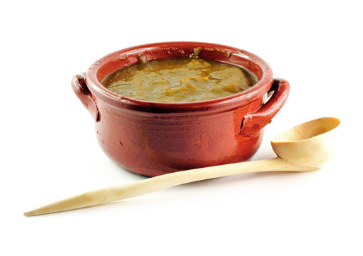 Ciotola di minestrone e cucchiaio di legno